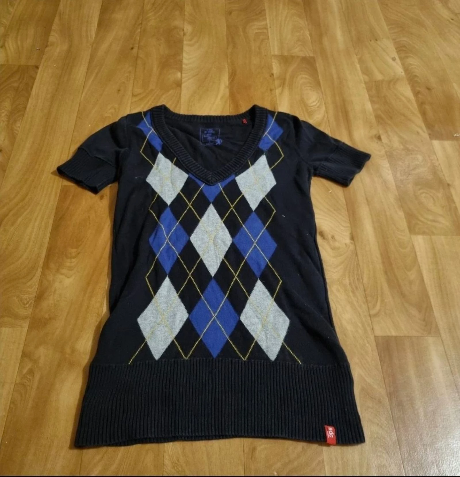 pull fin edc by esprit manche courte noir avec losange bleu taille 12/13ans